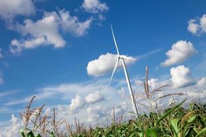 turbina eólica para energia alternativa no fundo do céu em mandioca foto