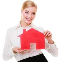 Mulher de negócios corretora imobiliária segurando chaves de papel vermelho