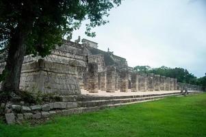 pirâmides maias no méxico, construção de pedra, cercada por vegetação, selva profunda foto