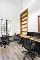 mesa de design moderno para escritórios, espaços comerciais e criativos, mesa de madeira na cor preta com gavetas de armazenamento. foto