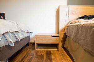 cômoda de madeira em cima de um tapete, mesa lateral, mesa de cabeceira