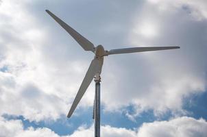 close da turbina eólica produzindo energia alternativa