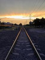 trilhos de trem ao pôr do sol, trilhos de trem ao pôr do sol foto