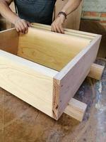corte de madeira em serra de fita, encosto de poltrona, design de móveis, a madeira é carvalho natural, madeira maciça ou madeira dura. foto