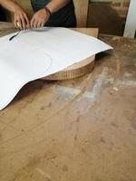um carpinteiro anônimo trabalhando em um novo projeto em sua oficina. vista de mesa de desenho de homem irreconhecível n foto