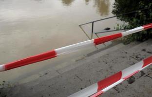 clima extremo - banco em um parque inundado em dusseldorf, alemanha foto