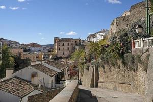 belos edifícios em cuenca, espanha, durante a temporada de outono foto