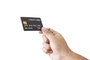 mão de close-up de homem asiático segurando o cartão de crédito preto na mão. isolado no fundo branco. conceito de finanças, negociação, comunicação, social, tecnologia, negócios foto