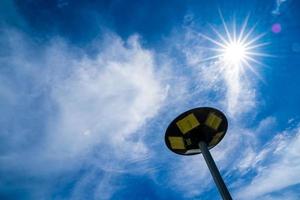 fundo de céu azul claro solar com nuvens brancas em um dia claro, lâmpada de célula solar e energia alternativa do sol. foto