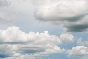 céu azul com nuvens brancas. em um dia claro foto