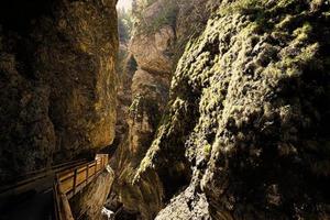 liechtensteinklamm ou desfiladeiro de liechtenstein, desfiladeiro particularmente estreito com paredes, localizado nos alpes austríacos, perto de salzburg, áustria. foto