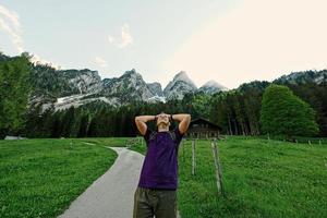 homem com mochila nas montanhas em vorderer gosausee, gosau, alta áustria. foto