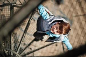 menino fica na escada em espiral na torre de observação. foto