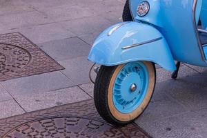 roda dianteira azul da motocicleta vintage foto