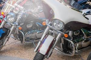 lindas motos com visual cromado e clássico estacionadas na garagem foto