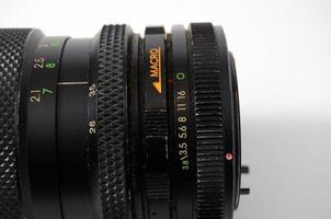 uma lente de câmera de controle manual antigo isolada no branco