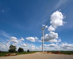 turbina eólica no céu azul. foto