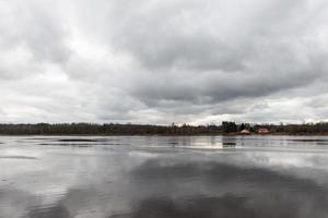 nuvens dramáticas sobre o rio foto