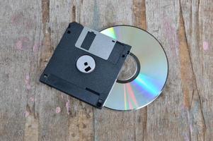 disquete e disco compacto na placa de madeira