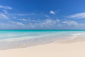 closeup de areia na praia e céu azul de verão. paisagem panorâmica da praia. praia tropical vazia e marinha. nuvens do céu azul, areia fofa, calma, sol relaxante tranquilo, clima tranquilo de verão foto