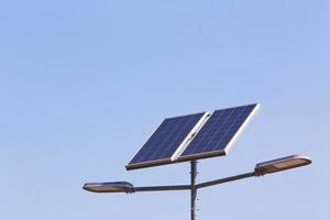 poste de luz de rua com energia do painel solar foto