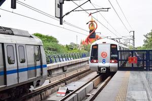 delhi índia, 21 de junho de 2022 - trem do metrô de delhi chegando à estação de metrô jhandewalan em nova delhi, índia, ásia, metrô público partindo da estação jhandewalan em que mais de 17 lakhs de passageiros foto