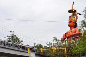 grande estátua do senhor hanuman perto da ponte do metrô de delhi situada perto de karol bagh, delhi, índia, senhor hanuman grande estátua tocando o céu foto