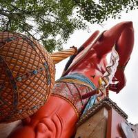 grande estátua do senhor hanuman perto da ponte do metrô de delhi situada perto de karol bagh, delhi, índia, senhor hanuman grande estátua tocando o céu foto