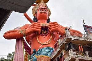 grande estátua do senhor hanuman perto da ponte do metrô de delhi situada perto de karol bagh, delhi, índia, senhor hanuman grande estátua tocando o céu foto