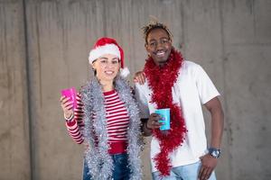 jovem casal de negócios multiétnica comemorando a festa de ano novo foto