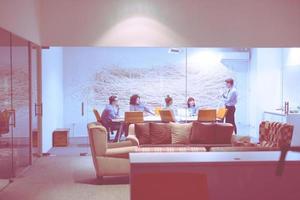 equipe de negócios em uma reunião no prédio de escritórios moderno foto