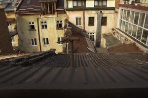 vista sobre os telhados das casas em lviv foto