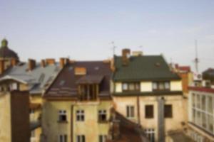 vista do telhado nas casas em lviv. fundo desfocado foto