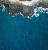 fotografia aérea do mar azul foto