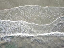 ondas do oceano quebrando na costa foto