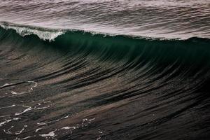 ondas do mar escuro foto