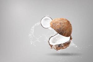 água espirrando em cocos foto