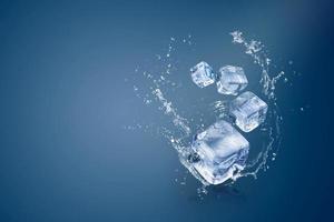 água espirrando em cubos de gelo foto