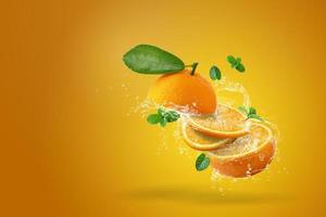 água respingando em fatias de laranja fresca foto