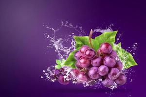 água espirrando em uvas vermelhas foto