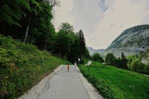 duas meninas no caminho para cavernas no monte krippenstein em hallstatt, áustria superior, europa. foto