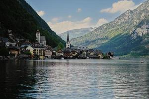bela paisagem cênica sobre o lago dos Alpes austríacos em hallstatt, salzkammergut, áustria. foto