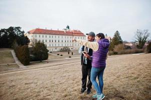 turista de casal no palácio de valtice olha no celular, república tcheca. foto
