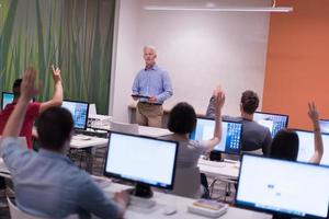 professor e alunos em sala de aula de laboratório de informática foto