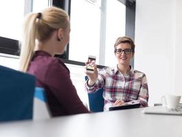 retrato de jovem empresária no escritório moderno foto