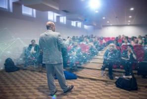 empresário de sucesso dando apresentações na sala de conferências foto