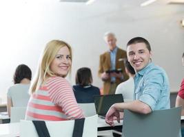 professor com um grupo de alunos em sala de aula foto