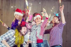 grupo multiétnico de empresários casuais tomando selfie durante a festa de ano novo foto