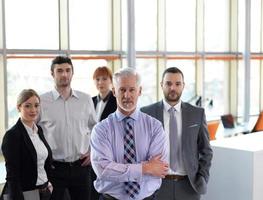 homem de negócios sênior com sua equipe no escritório foto