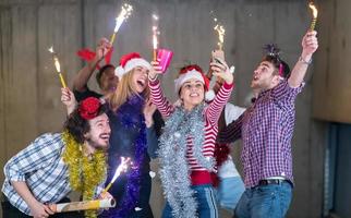 grupo multiétnico de empresários casuais tomando selfie durante a festa de ano novo foto